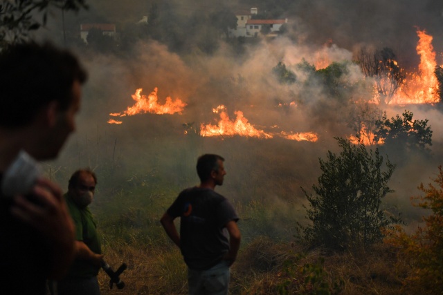 Portugal fires rage as scorching temperatures return