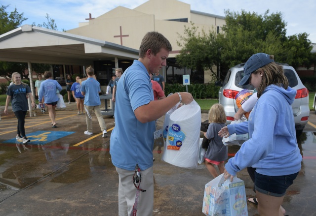 Harvey floodwaters climb as Texas rescuers scramble to find survivors