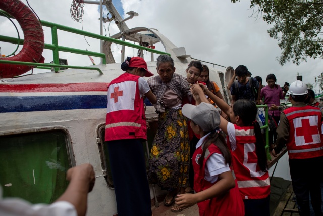 Myanmar villages burn as Rakhine unrest rages