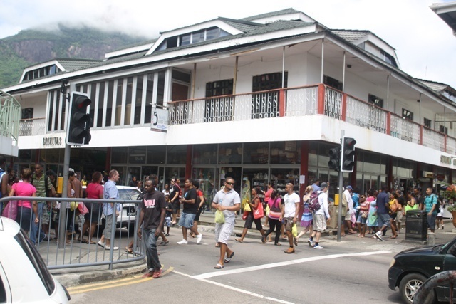 Une enquête aux Seychelles a révélé plusieurs maisons sans eau courante ni électricité.