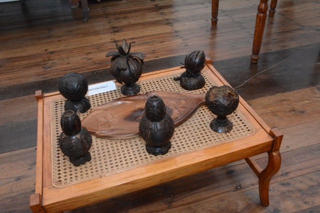 Chinese experts teach coconut carving techniques in Seychelles