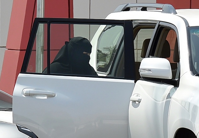 Saudi Arabia wins plaudits for ending ban on women driving