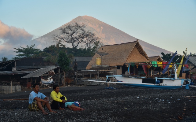 More than 120,000 flee rumbling Bali volcano