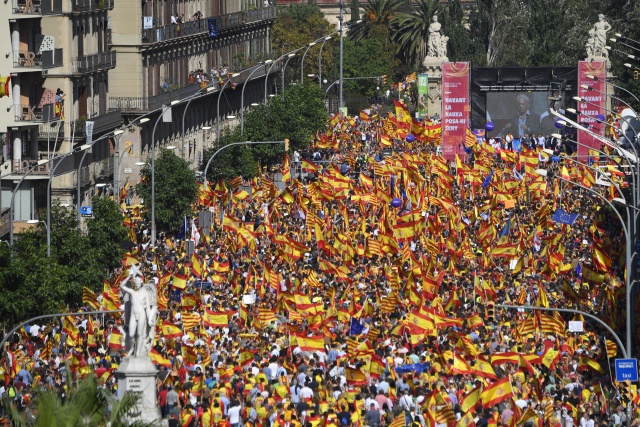 Catalan leader maintains independence threat after unity rallies