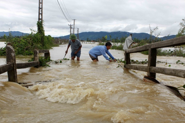 Floods, landslides kill 37 in Vietnam, scores missing