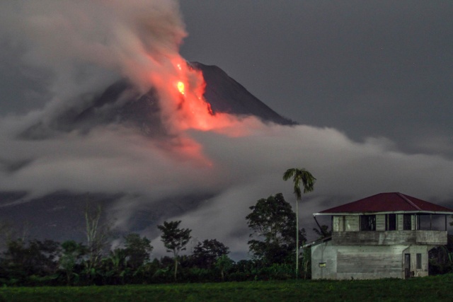 Bali volcano evacuees outside red zone fearful to return home