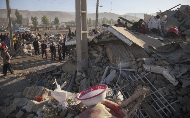 Iran quake survivors spend second night in the open air