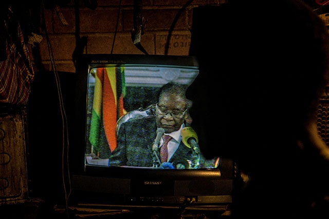 Zimbabwe: Mugabe continue à s'accrocher malgré une menace de destitution