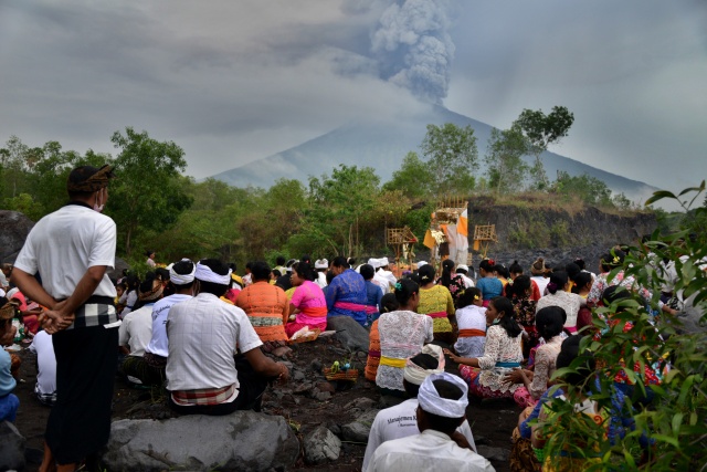 Bali raises volcano alert to highest level