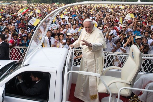 Pope preaches forgiveness in landmark mass for Myanmar Catholics