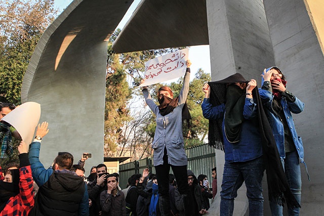 Iran: un policier tué, avertissements du pouvoir aux manifestants