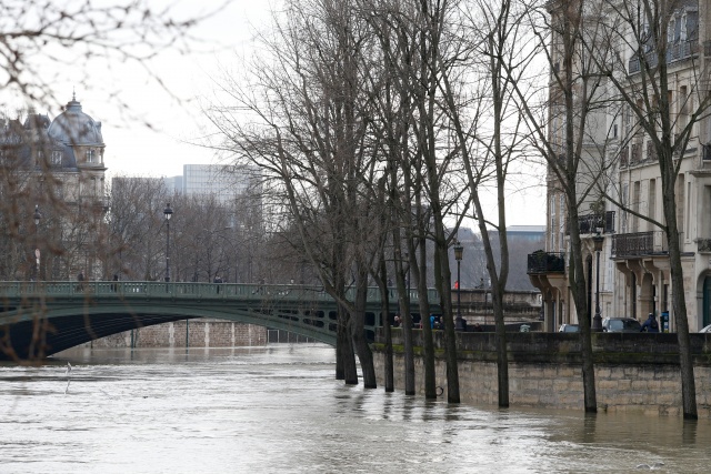 Seine reaches peak in flood-hit Paris