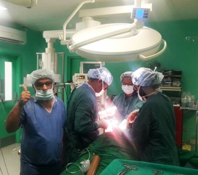 Un spécialiste indien de la réduction mammaire effectue des chirurgies aux Seychelles pour réduire les douleurs de cou et de dos