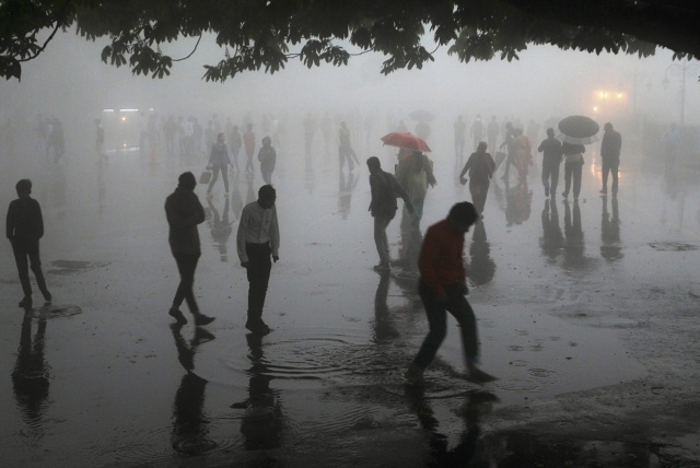 77 killed as powerful dust storms ravage north India