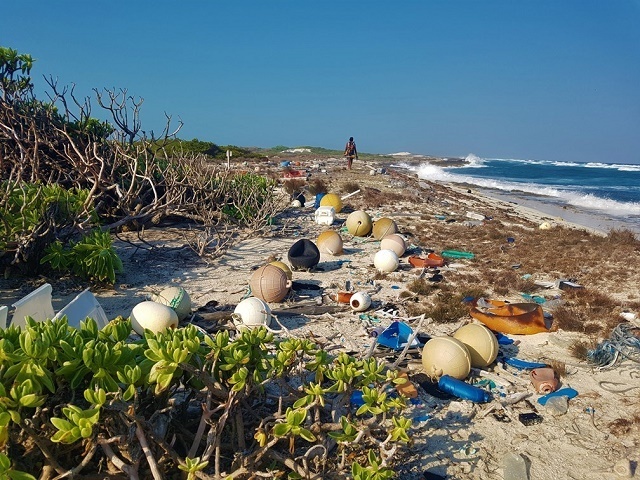 Le président des Seychelles choque à la réunion du G7 avec des photos de déchets océaniques