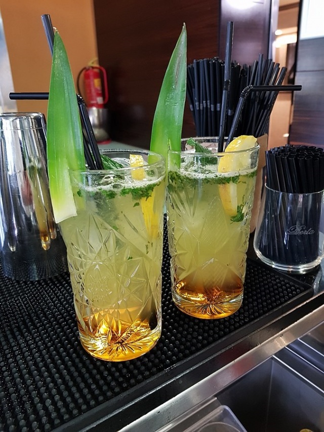 6 alternatives to your island cocktail's (trashy) plastic straw