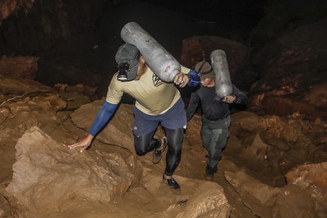 Desperate search for 12 children trapped in Thailand cave