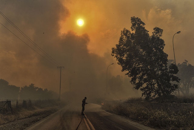 Incendies en Grèce: au moins 50 morts, dont 26 dans la cour d'une villa