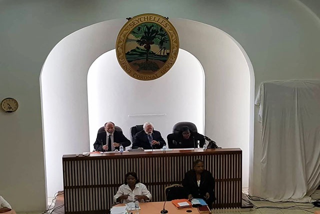 Le tribunal, chargé de juger, le juge en chef des Seychelles a clos ses débats.