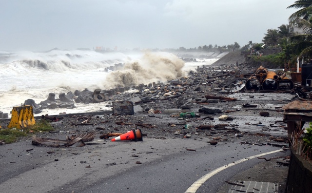 Philippines death toll rises as Typhoon Mangkhut barrels towards China