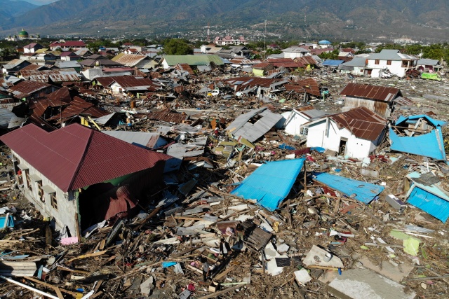 Mass burials to begin as Indonesia toll tops 800