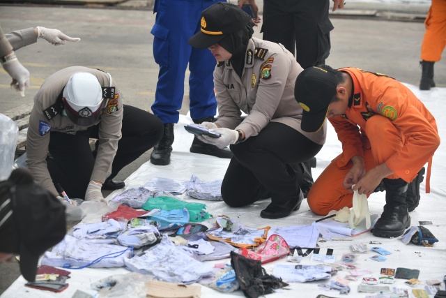 More body parts found from crashed Indonesian jet