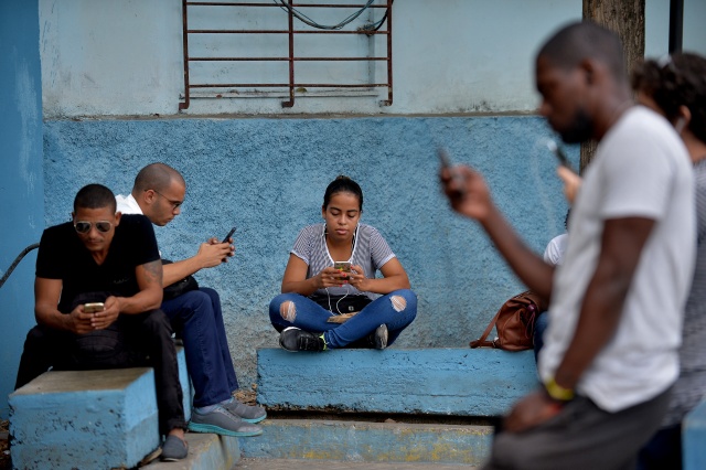 Cuba finally rolls out mobile 3G, though too costly for most