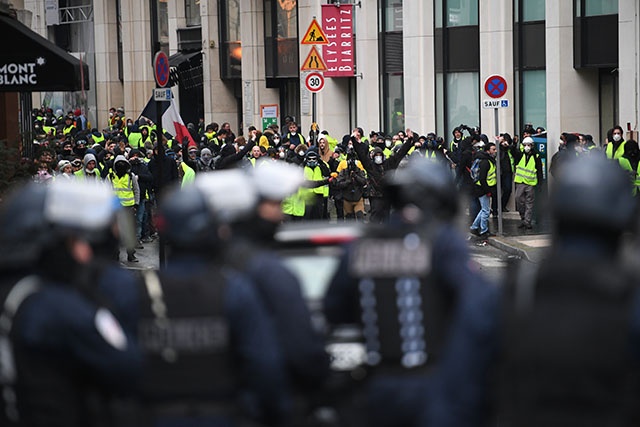 Manifestations des "gilets jaunes" : heurts à Paris, 31.000 protestataires en France