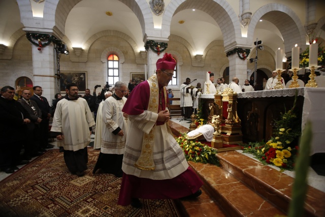 Pope assails greed, pilgrims celebrate Christmas in Bethlehem