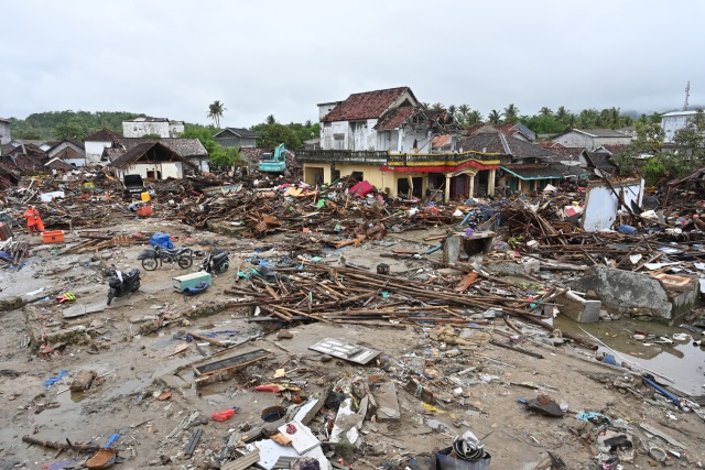 Indonesia rescuers scramble to reach isolated tsunami-struck towns