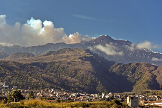 4.8 quake hits near Sicily's Mount Etna