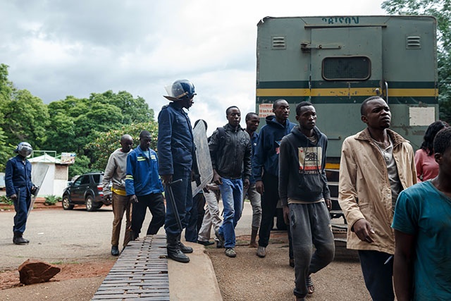 Au Zimbabwe, une figure de la contestation arrêtée, la répression s'aggrave