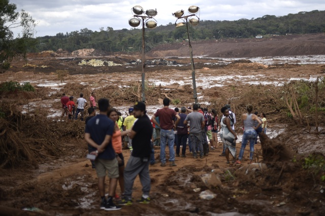 Search resumes at Brazil mine disaster site