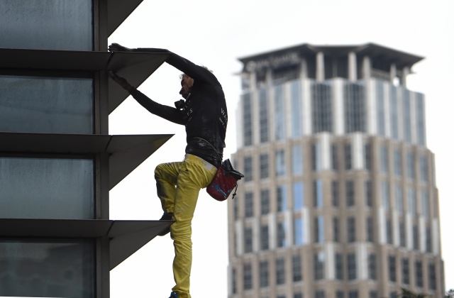 'French Spiderman' arrested after scaling Manila skyscraper
