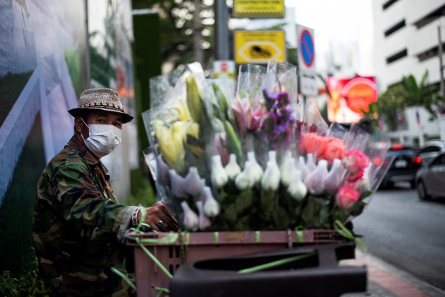 Hundreds of schools to shut as toxic smog chokes Bangkok