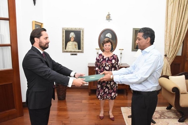 L'ambassadeur du Brésil remarque un groupe de capoeira – danse de combat rythmé - aux Seychelles