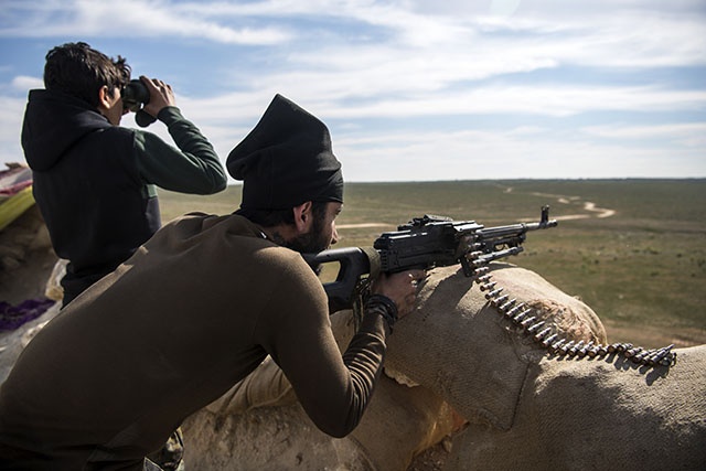 En Syrie, les jihadistes défendent leur dernier réduit, les civils fuient