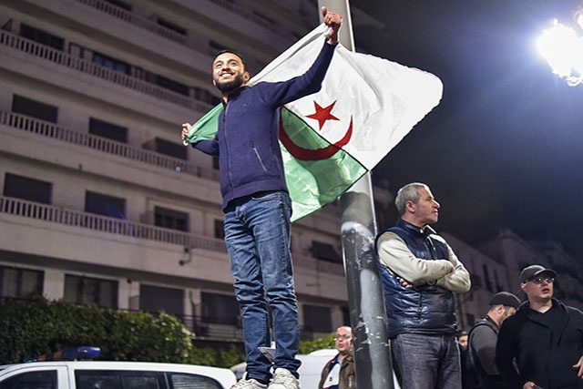 Algérie: Bouteflika renonce à un 5e mandat et reporte la présidentielle