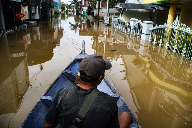 Indonesia flood death toll tops 100, dozens still missing