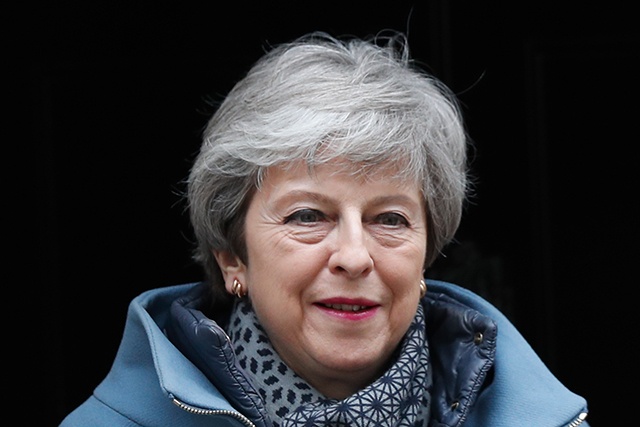 Theresa May offre sa démission contre l'adoption de son accord de Brexit