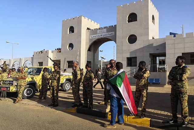 L'armée soudanaise déploie des troupes devant son QG à Khartoum