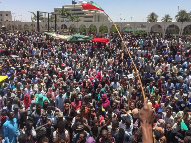 Defiant Sudan protesters seek army talks