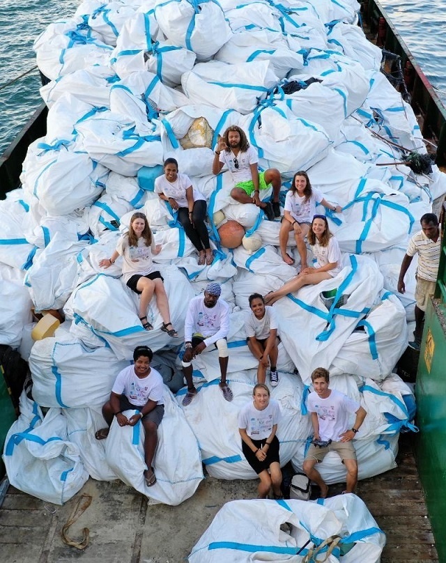 50 000 sandales sur les 25 tonnes de déchets nettoyés sur l’atoll des Seychelles, Aldabra