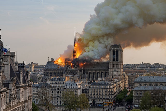 Notre-Dame, plus qu'une cathédrale, est le coeur de Paris ravagé