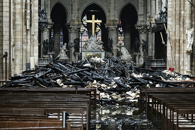 Conseil des ministres au chevet de Notre-Dame, que Macron veut rebâtir "d'ici cinq années"