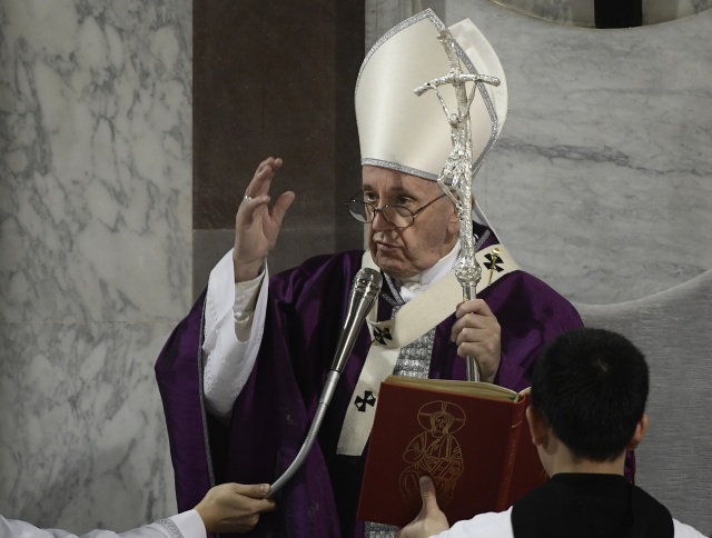 Pope leads Good Friday procession highlighting modern-day slaves' plight