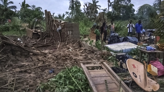 Rescuers struggle to reach Mozambique cyclone victims