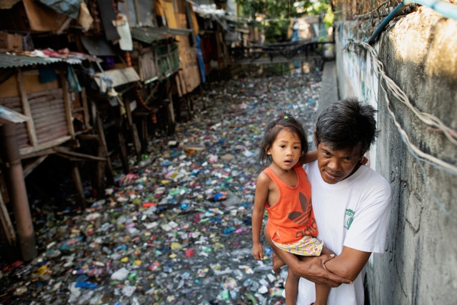 Philippines ships dumped trash back to Canada