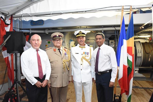 La France honore les plus hauts officiers de l’armée seychelloise en les décorant de la médaille de la défense nationale