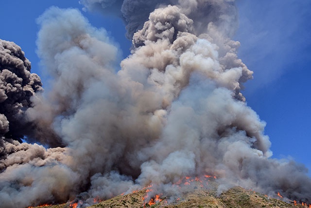 Après l'éruption du Stromboli, l'île se réveille sous les cendres